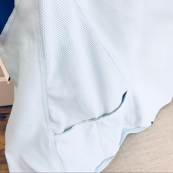 NWT Nike Active Top w/ Back Pockets Size L - Picture 6 of 7